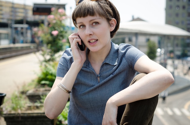 mujer hermosa joven inconformista en el teléfono