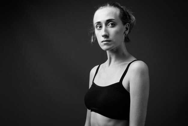 Mujer hermosa joven lista para el gimnasio en blanco y negro