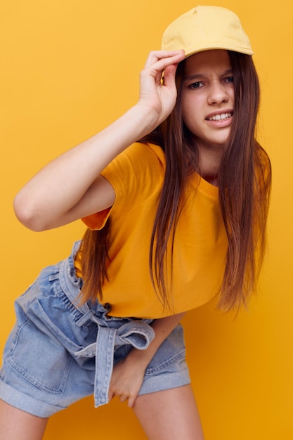 Mujer hermosa joven mano gesto emociones verano estilo aislado fondo