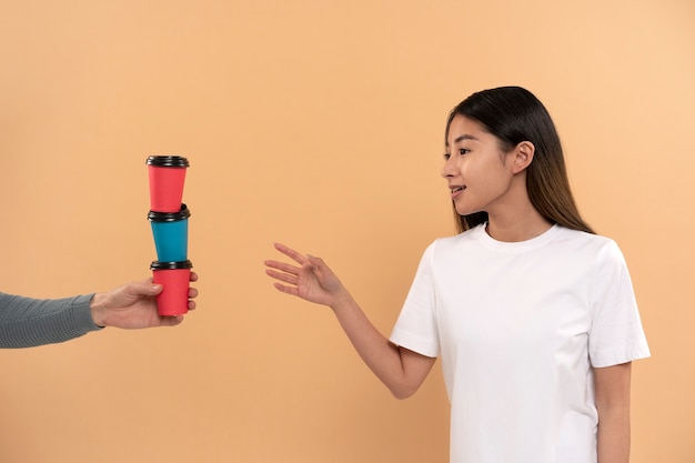 Foto mujer hermosa y joven con maqueta de camisa