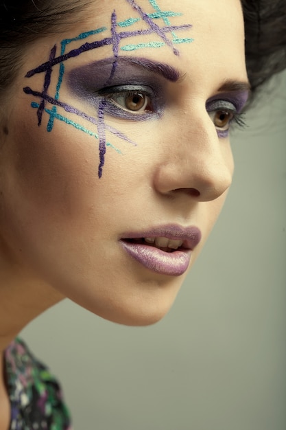 Foto mujer hermosa joven con maquillaje brillante