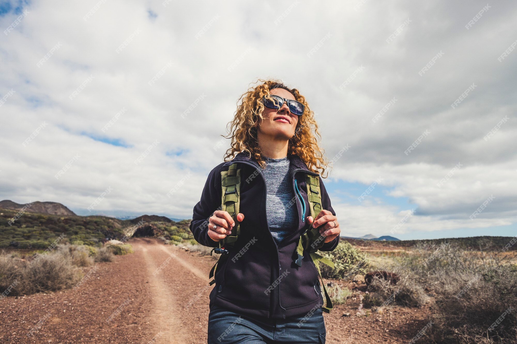 Mujer hermosa joven con mochila y ropa de trekking senderismo en las  montañas. concepto de estilo de vida activo y saludable. | Foto Premium