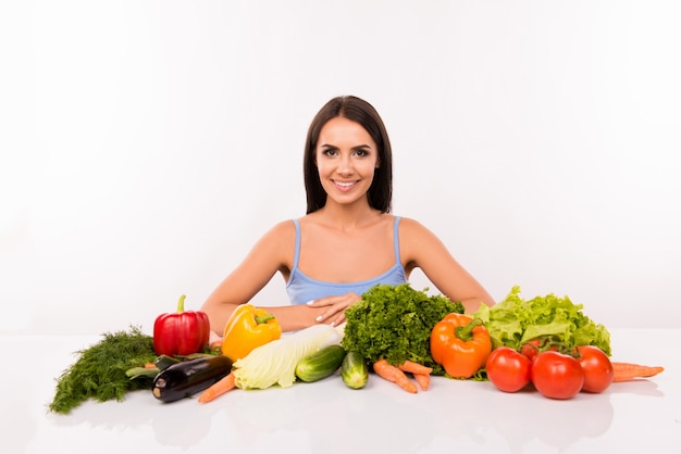 Mujer hermosa joven con muchas verduras frescas