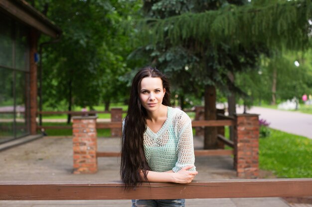 Mujer hermosa joven en el parque