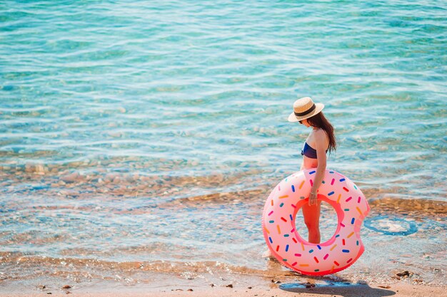 Mujer hermosa joven en la playa tropical de arena blanca