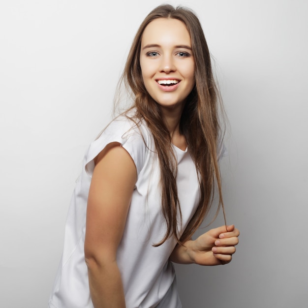 Mujer hermosa joven posando con camisetas blancas, espacio en blanco ower