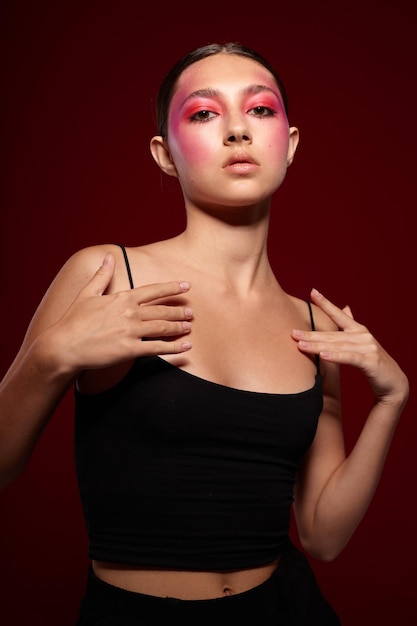 Mujer hermosa joven posando maquillaje brillante moda encanto rosa fondo inalterado