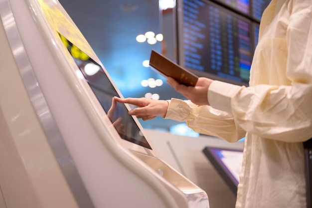 Una mujer hermosa joven que camina con la facturación de la maleta en el aeropuerto internacional