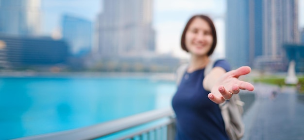 Mujer hermosa joven que disfruta de la vista del centro de Dubai