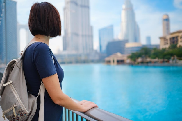 Mujer hermosa joven que disfruta de la vista del centro de Dubai