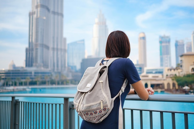 Mujer hermosa joven que disfruta de la vista del centro de Dubai