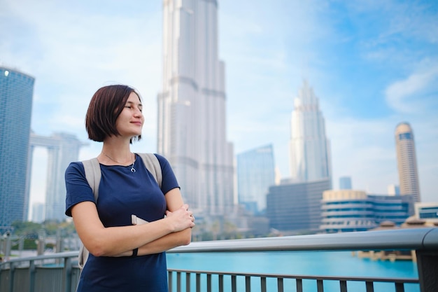 Mujer hermosa joven que disfruta de la vista del centro de Dubai