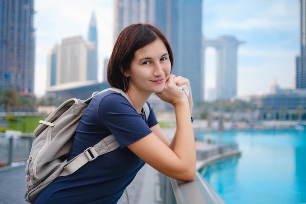 Mujer hermosa joven que disfruta de la vista del centro de Dubai