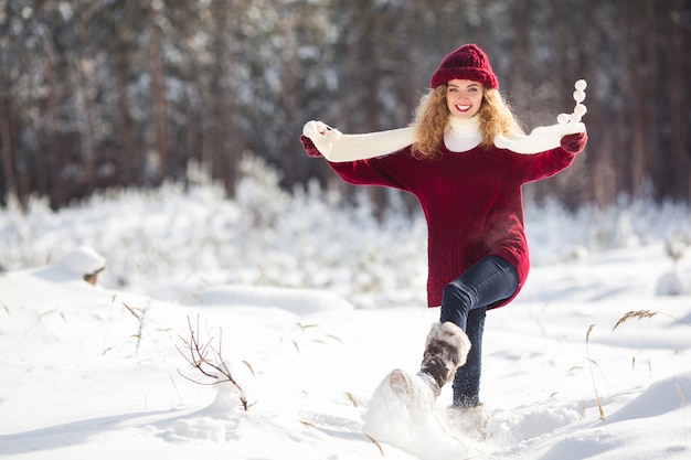 Mujer hermosa joven que se divierte en invierno al aire libre