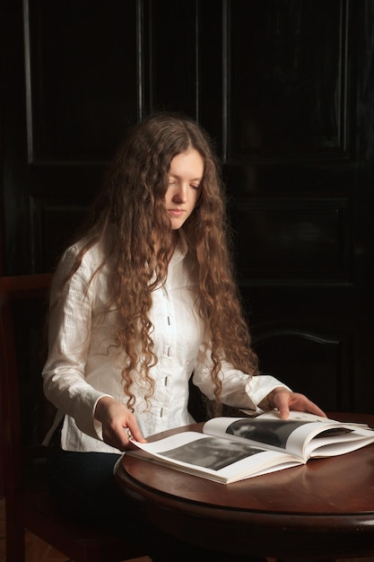 Mujer hermosa joven que lee un libro