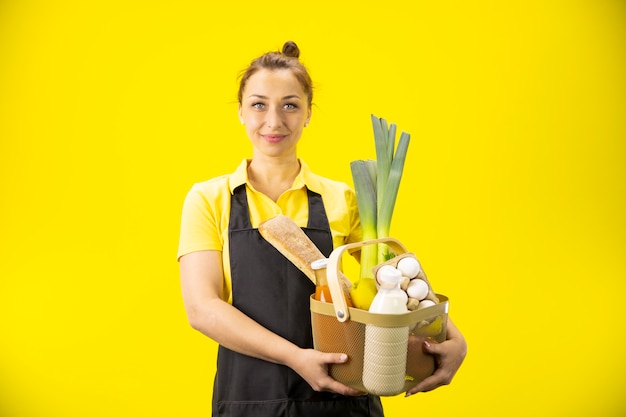 Mujer hermosa joven que muestra la caja de verduras, frutas, productos ecológicos de alimentos frescos