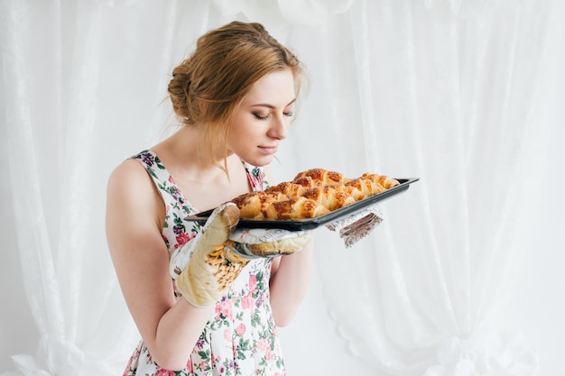 Mujer hermosa joven que prepara los cruasanes caseros