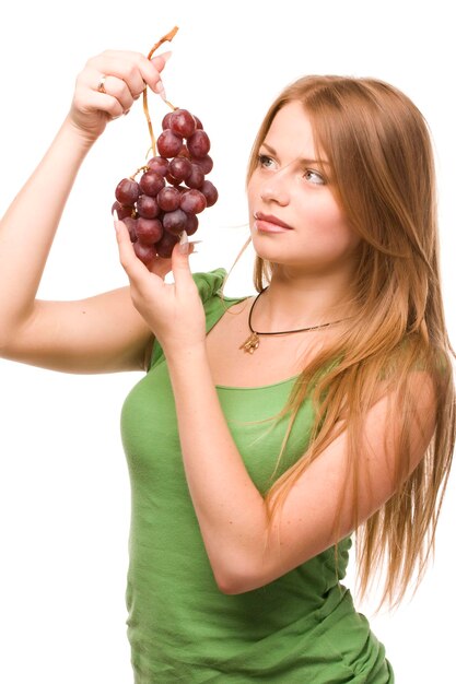 mujer hermosa joven con racimo de uvas