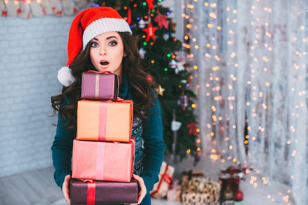 Mujer hermosa joven con regalos de Navidad