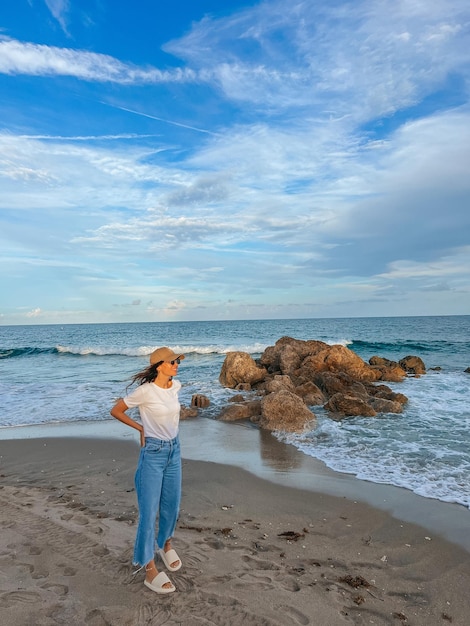 Foto mujer hermosa joven relajarse en la playa