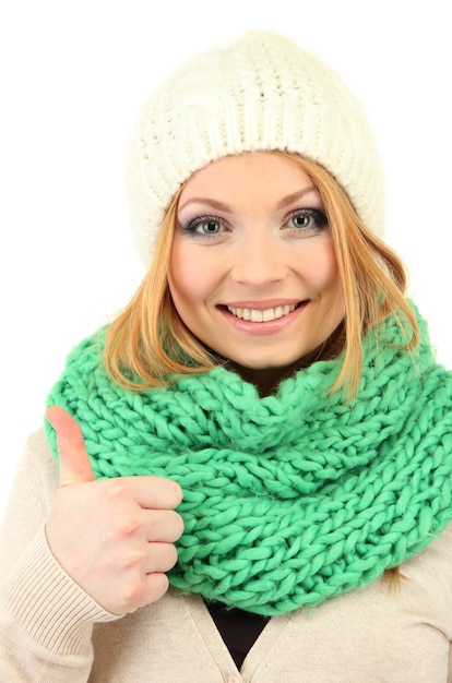 Mujer hermosa joven con ropa de invierno, aislado en blanco