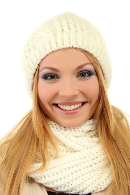 Mujer hermosa joven con ropa de invierno, aislado en blanco