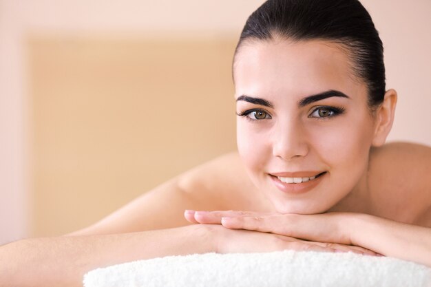 Foto mujer hermosa joven en el salón de spa