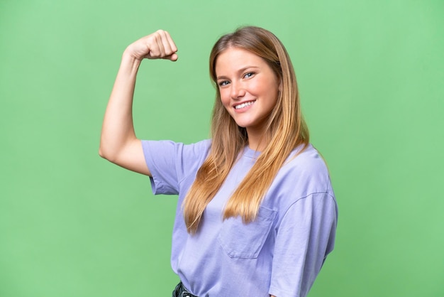 Mujer hermosa joven sobre fondo aislado haciendo gesto fuerte