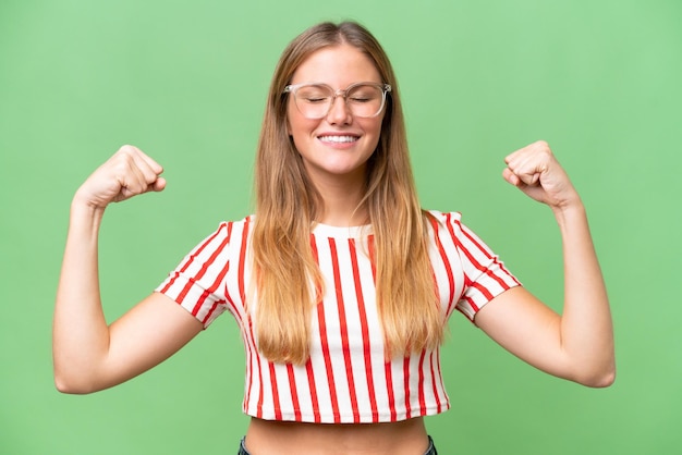 Mujer hermosa joven sobre fondo aislado haciendo gesto fuerte