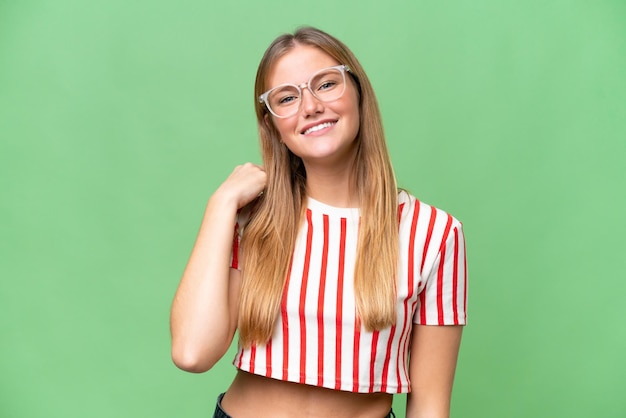 Mujer hermosa joven sobre fondo aislado riendo