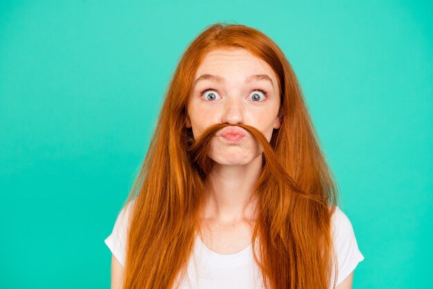 Mujer hermosa joven sobre un fondo verde