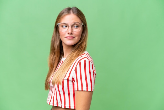 Mujer hermosa joven sobre retrato de fondo aislado