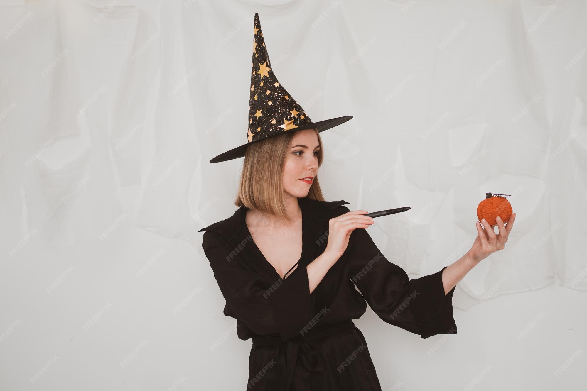 Mujer hermosa joven con sombrero de bruja disfraz de halloween sobre fondo blanco. | Foto Premium Mujer Hermosa Joven Con Sombrero De Bruja Disfraz De Halloween Sobre Fondo Blanco. | Foto Premium