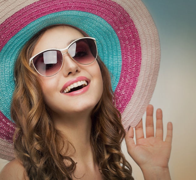 Foto mujer hermosa joven con un sombrero en el caluroso verano