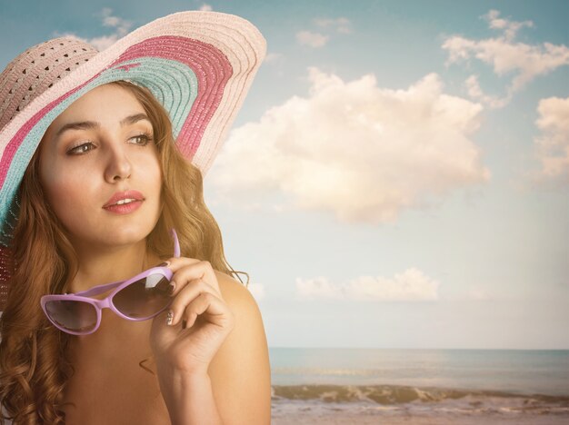 Foto mujer hermosa joven con un sombrero en el caluroso verano