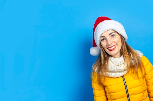 Mujer hermosa joven con sombrero de Santa Claus aislado