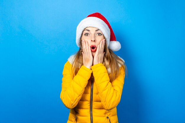 Mujer hermosa joven con sombrero de Santa Claus aislado