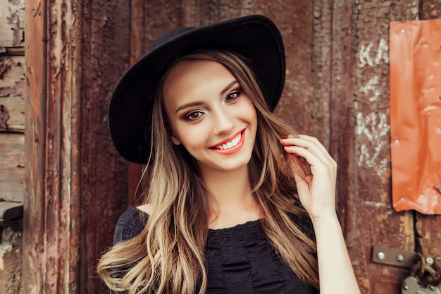 Mujer hermosa joven con un sombrero