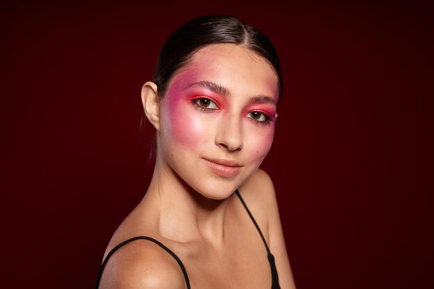 Mujer hermosa joven sonrisa maquillaje aspecto atractivo fondo rosa inalterado