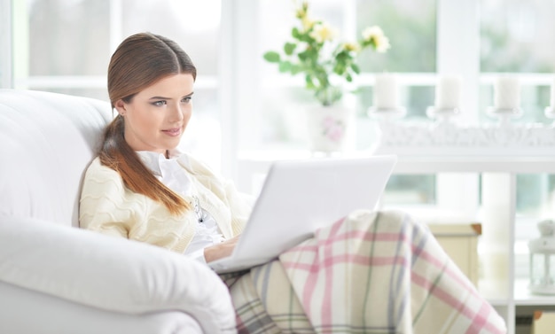 Mujer hermosa joven usando laptop