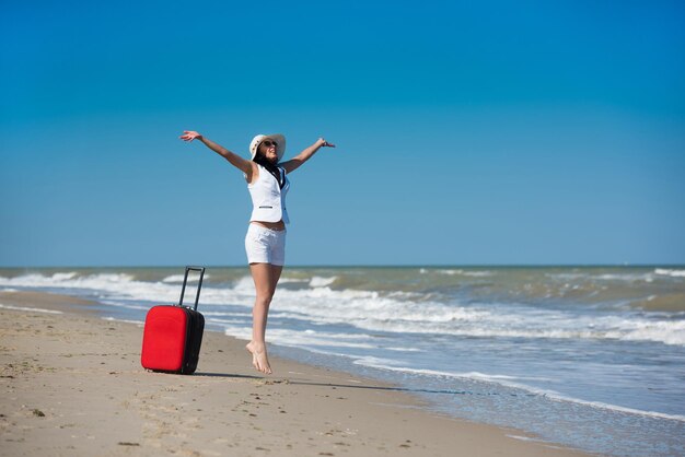 Mujer hermosa joven durante las vacaciones junto al mar