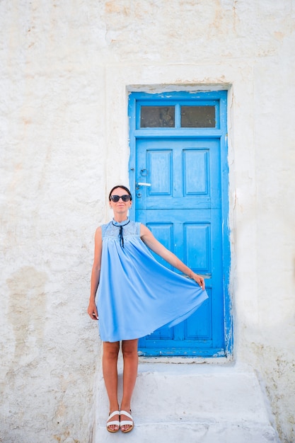 Mujer hermosa joven de vacaciones en Mykonos