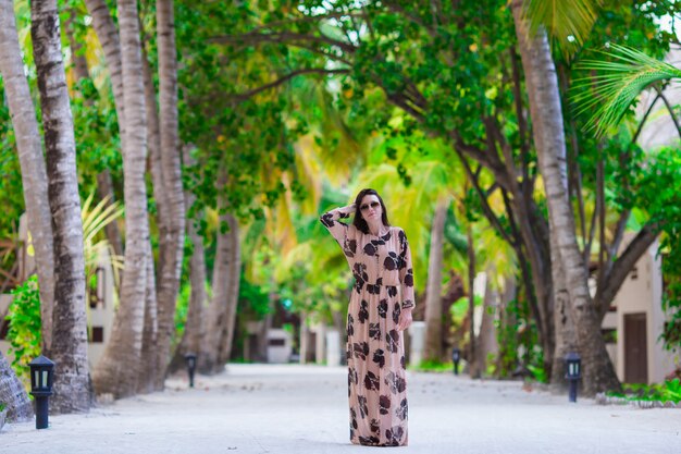 Mujer hermosa joven durante vacaciones en la playa tropical