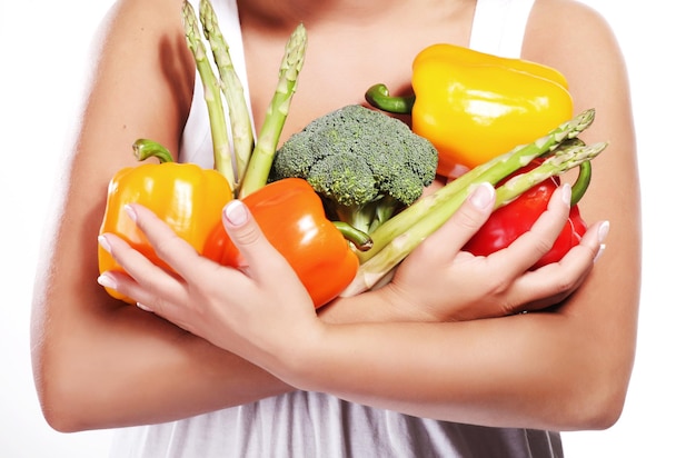 mujer hermosa joven con verduras frescas en sus manos