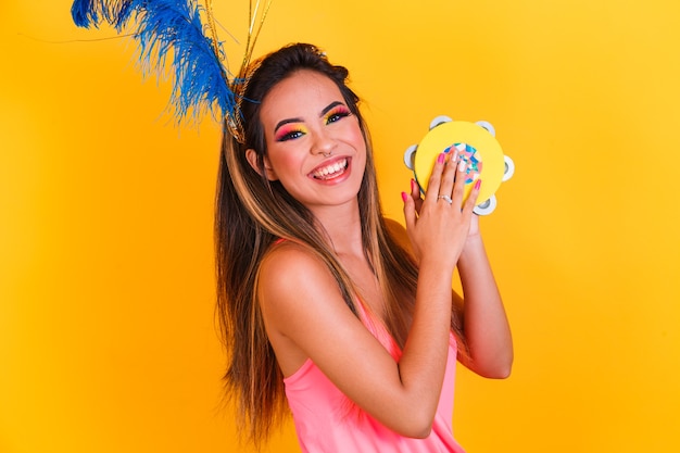 Mujer hermosa joven vestida de carnaval y maquillaje colorido