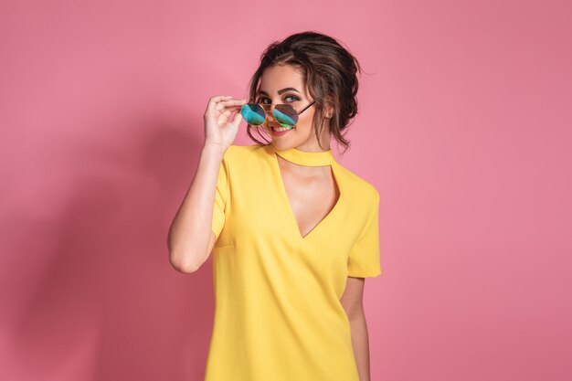 Mujer hermosa joven en un vestido amarillo