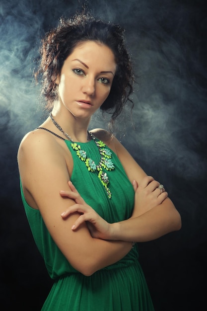 Mujer hermosa joven en vestido verde