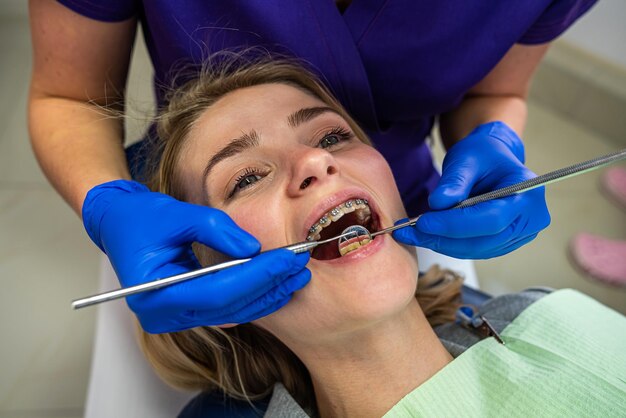 Mujer hermosa joven vino a la prestigiosa nueva odontología para tratar los dientes en su propio dentista