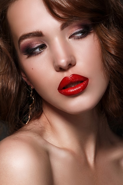 Mujer hermosa con labios rojos