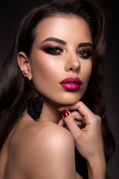 Foto mujer hermosa con maquillaje profesional